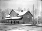 Stationen öppnade för trafik 1 oktober 1869. Byggnaden (en- och enhalvvånings i tegel) moderniserades 1946 då vatten och avlopp installerades. Station öppnad 1/10 1869, hållplats 18/6 1973, men kvar som trafikteknisk station. Stationshuset sålt