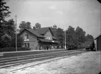 Statens Järnvägar, SJ Cc-lok på ingående
Stationen öppnade för trafik 1 oktober 1869. Byggnaden (en- och enhalvvånings i tegel) moderniserades 1946 då vatten och avlopp installerades. Station öppnad 1/10 1869, hållplats 18/6 1973, men kvar som trafikteknisk station. Stationshuset sålt