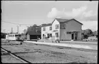 Kinnared station. Statens Järnvägar, SJ motorvagn med släp på spåret.