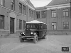 Under 1928-1937 AB Svenska Järnvägsverkstäderna ökade sin produktportfölj med landsvägsfordon med särskilt busskarosser. Kunderna hade många gånger egna krav på inredning och andra detaljer. På bilden syns Reo FB-buss tillverkad för Varberg - Borås Järnväg. Bussen troligen har Linköpings träkarosser under plåten. Svenska Järnvägsverkstäderna också patenterade stålkonstruktion som började tillverkas från 1944.