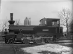 SEJ lok 2. Leveransfoto. Ånglok på vändskiva. Fick namnet  Rockesholm. Loket tillverkades av Nohab. Skrotades 1936.