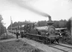 UWHJ lok 8.  Banarbetare med gruståg. Loket  tollverkades av Nohab och fik namnet Bohus. 1902 ombyggdt till normalspår. Skrotades 1967.