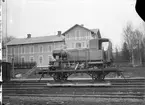 NKlJ lok 4. Ånglok under transporten på BJ N3 4701 på UHB Qo 500. Ånglok tillverkades  av Avonside Engine Company, Bristol, England, tillverkningsnummer 1030.
Skrotades 1954.