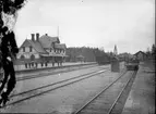 Stationen uppfördes 1899. Ett tredje tågspår och modern mekanisk växelförregling 1947