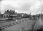 Statens Järnvägar, SJ Cc-lok vid stationen
Stationen uppfördes 1899. Ett tredje tågspår och modern mekanisk växelförregling 1947