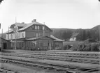 Stationen anlades 1880. Tåghallen, till skydd emot snön, byggdes 1882.  Tvåvånings stationshus i trä. Banhall fanns från 1881. 
Strax öster om stationen finns den högsta punkten på det svenska järnvägsnätet, 601 m ö h