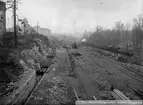 Personbangården under byggnad
Rangerbangården anlades 1878-82, med utvidgningar 1903-04 och 1918. Norra stambanans och SWB spår, som tidigare framgått genom stationen, flyttades 1918 till sin nuvarande sträckning. Vid stationen ligger den 1899 ibruktagna och 1931 moderniserade och tillbyggda huvudverkstaden.