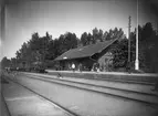 Stationen öppnade för trafik 1 oktober 1869. Byggnaden (en- och enhalvvånings i tegel) moderniserades 1946 då vatten och avlopp installerades.  Station öppnad 1/10 1869, hållplats 18/6 1973, men kvar som trafikteknisk station. Stationshuset sålt 

SJ Cc 420 med persontåg