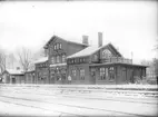 Stationen i bruk 1/12 1879.
Ursprungligen tvåvånings tegelbyggnad som 1907-08 tillbyggdes med gavlar och en våning på byggnadens mittparti