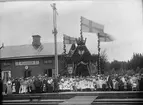 Bälgvikens station, smyckad inför kungligt besök av prins Wilhelm och prinsessan Maria.