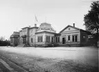 Borås Övre station sedd från gatusidan. Stationen uppfördes 1863 av BHJ, Borås-Herljunga järnväg. Till höger syns ingången till ilgodsexpeditionen.