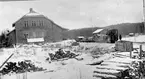 Stationshuset i Bosjön tillhörandes Lindfors-Bosjöns järnväg, LBB. 1913 färdigställdes den smalspåriga järnvägen mellan Lindfors och Bosjön, ett projekt drivet av brukspatronen Albert Bergström. Hans idé var att bygga en lätt och billig järnväg, med låga tillverknings- och underhållskostnader. Trafiken bestod främst av gods från de närliggande sågverken och skogsbruket, men även persontrafik förekom på linjen. LBB hade två enkla ånglok, Petter och Lotta. Loket på bilden är Petter. 
LBB gick i konkurs i början av 1920-talet och köptes strax därefter av Uddeholmsbolaget. Banan började rivas upp redan under 1930-talet och 1949 så var hela banan borta.