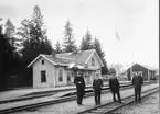 Järnvägsstationen i Braås, en av personerna på bilden är Stationsinspektor L J Dahl.