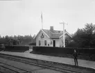 Stationsföreståndare Birger Bredberg på perrongen vid Brittatorp järnvägsstation.