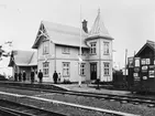 Järnvägsstationen i Dals-Rostock. Sidobyggnaden till vänster användes vid den ursprungliga hållplatsen i Rostock, anlagd 1884, och var ursprungligen förlagd ovanför Rostocks brunn. Senare fraktades byggnaden ner till den plats där Dals-Rostock järnvägsstation uppfördes 1908, och byggdes då ut till stationshus. 1941 revs stationshuset och ersattes med ett nytt. Idag finns i Dals-Rostock en modell i skala 1:2 av det ursprungliga stationhuset.

Reklam: Lagermans Tvättpulver Tomten; Malmö Stora Walsqvarn; Gripen Velocipeder; Atlas Gummiringar; Puch Motorcyklar; Cloettas Guld Cacao och Choklad; Helsingborgs Galoscher; Husqvarna; Hebytegel; Kanolds Choklader; Viskafors Galsocher; Malmö Galoscher.