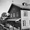 Järnvägsstationen i Dannemora. Byggdes av Uppsala-Gävle Järnväg och togs i användning 1874.
På perrongen står en DKW AU 1000 från 1959.