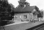 Barn och vuxna vid Eklången järnvägsstation. Stationen anlades 1895.