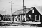 Vykort med motiv från Ekskogens järnvägsstation. Vid semaforen står stationsföreståndaren,  möjligen Carl Andersson eller O P Nordahl.