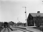 Järnvägsstationen i Erken. Vid semaforen står stationsföreståndare Erik Wilhelm Ljungh.