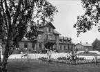 Eskilstuna gamla järnvägsstation från gatusidan. Stationen byggdes av Oxelösund - Flen - Västmanlands Järnväg, OFWJ, 1876. Namnet Eskilstuna Central tillkom 1895 då Norra Södermanlands Järnväg öppnade Eskilstuna Norra och Esilstuna Södra station.