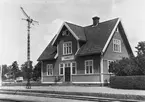 Station . Trafikplats anlagd 1916. En- och enhalvvånings stationshus i trä