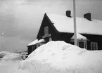 Hållplats anlagd 1928. Envånings stationshus i trä sammanbyggt med godsmagasinet