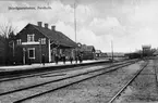 Vykort med motiv från järnvägsstationen i Forsheda. Stationen anlagd av Halmstad - Nässjö Järnväg 1877.