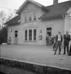 Holsljunga station. Folk på plattformen som väntar på näst sista tåget, innan nedläggningen av stationen.