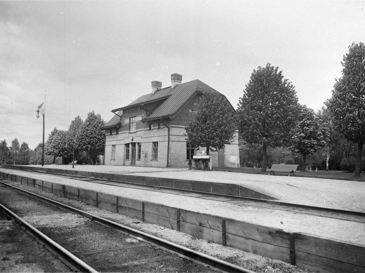 Hällevadsholm station.