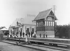 Järna station med ställverk och stationshuset.