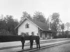 Klavreström stationshus med personal framför.