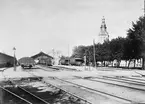 Kristianstad stationsområde med persontåg vid plattform och under banhall.