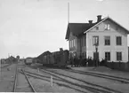 Lidköpings stationshus och bangård omkring 1890. Stationshuset uppfördes i samband med LSSJ öppnande 1874. Loket på bilden är nummer 4 