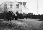 Krigsfångarna ankommer .Stationen togs i bruk 1892.Ljungbyhed har länge präglats av sin karaktär som militär övningsplats.