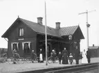 Den ursprungliga järnvägsstationen låg vid Norra Södermanlands järnväg som invigdes 1895.