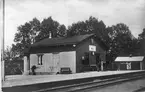 Stationen togs i bruk 1890.
Järnåldersgravfältet Mala stenar ligger i Mala.