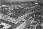 Malmö Central invigde 1856.Stationen låg då i stadens utkant nära färjorna till Köpenhamn som gick från Inre hamnen alldeles framför stationsbyggnaden.