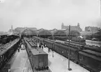 Banhallen från öster.Malmö Central invigdes 1856.
På spår 9 står ett lokaltåg med S-lok, F1, C3g, C3d, C3d, C3d.
Spår 8 Lokaltåg S?-lok, F1, C3d, C3d, Co5, Co5, F1 närmast.
Spår 7 Snälltåg 37 till Oslo närmast NSB DFo 435, Ao2b 2418, BJ BCo 71-73, ACo3, BCo5, Co7, ----
Spår 1 Co8, CFo2
Spår 2 B-lok, F1
Spår 3 BCo3, Bo3, BCo3 eller BCo5
Spår 4 bl.a ÖSJ privatbanevagnar från ÖSJ.
TT