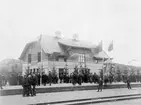 I väntan på invigningståget.Stationen togs i bruk 1895.