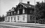 Stationen i Norrsundet. Folk som väntar på tåget.