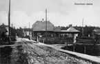 Stationen i Norrviken en dam kommer gående.