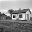 Banvaktstuga 505 och hållplatsbyggnaden.
Bandelen Landskrona - Billesholm lades ned 1960-05-29.