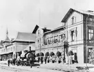 Stationen och hotelltet. Kan det vara Wilhelmina Skogh som står framför sitt hotell?