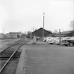 Parkering och godsmagasin vid Svenljung station.