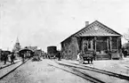 Provisoriska stationshuset. 
Till vänster, nya stationshuset och banhall under uppförande.