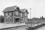 Skövde - Axvalls Järnvägs stationen i Varnhem. Trafikplats anlagd 1902-03. Byggnaden utökades med en tillbyggnad 1914-15. Tvåvånings träbyggnad med två gavlar mot banan. Den renoverades sedan 1944 igen.