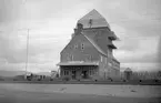 Station anlagd 1902. I samband med banans elektrifiering flyttades stationen till det nybyggda transformatorhuset 1913. Tegel byggnad.