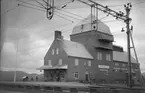 Station anlagd 1902. I samband med banans elektrifiering flyttades stationen till det nybyggda transformatorhuset 1913. Tegel byggnad.