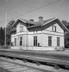 Station anlagd 1867. Stationshuset, tvåvånings i trä, renoverades fullständigt 1944-45. Bangården har byggts ut 1940 och 1948