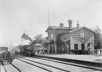 Station anlagd 1865. En- och enhalvvånings stationshus i tegel. Mekanisk växelförrgling. Arkitekt C Adelsköld.